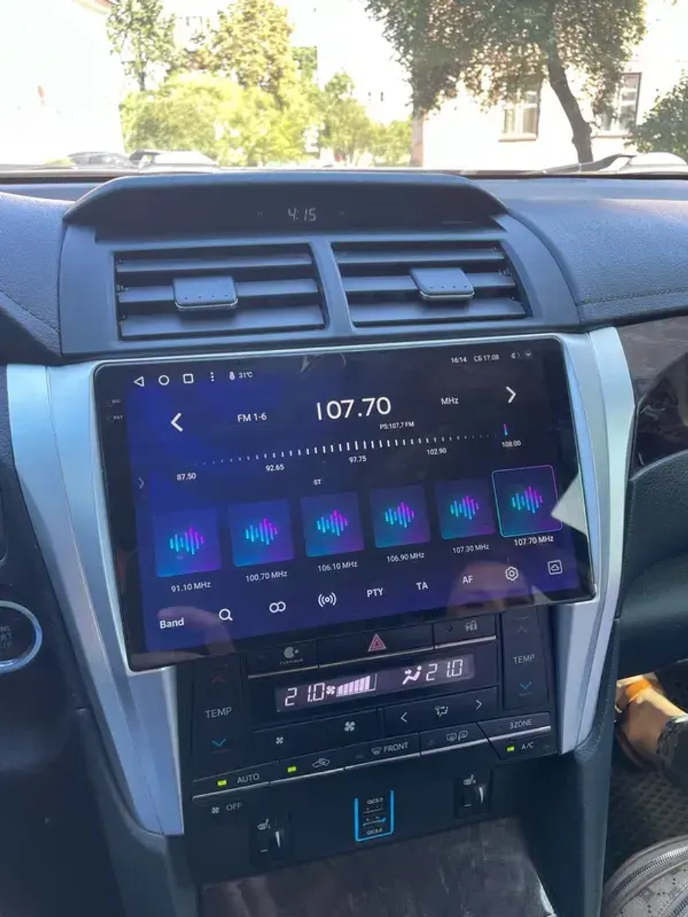 Магнитола для Toyota Camry 2014-2018 (рамка серебро) - FarCar BM466M-2K монитор 10.36" 2K QLED на Android 14, TS10, 4+32Гб, CarPlay, 4G SIM-слот