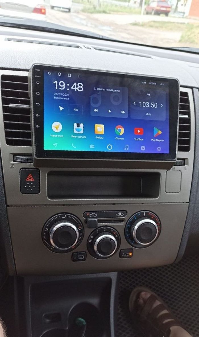 Магнитола для Nissan Tiida C11 2004-2013 (кондиционер/климат с прямоугольным экранчиком, рамка серая) - FarCar BM9-2K-1148CN монитор 9.5" 2K QLED на Android 14, TS10, 4+32Гб, CarPlay, 4G SIM-слот