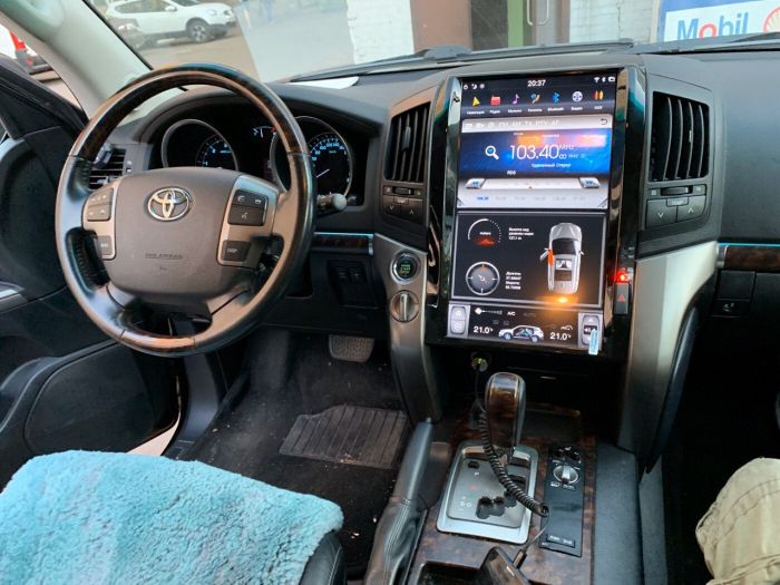 Магнитола для Toyota Land Cruiser 200 2007-2015 (экран климата внизу) - Kuberg ZF-1806L-Q6 вертикальный экран в стиле "Тесла" на Android 11, 8Гб+128Гб, CarPlay, 4G SIM-слот