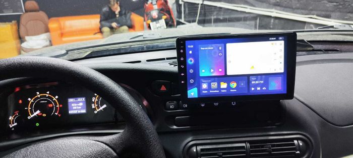 Магнитола для Chevrolet Niva, Lada Niva Travel (без ШГУ) - FarCar 9585 монитор 9.5" QLED на Android 14, TS18, CarPlay, 4G SIM-слот
