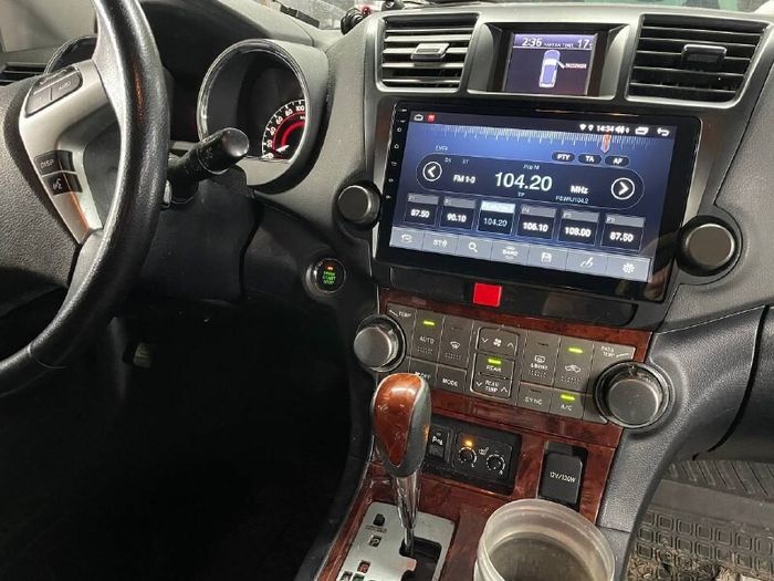 Магнитола для Toyota Highlander 2 XU40 2007-2013 (крутилки декоративные) - FarCar BM035M монитор 10.36" QLED на Android 14, TS10, 4+32Гб, CarPlay, 4G SIM-слот
