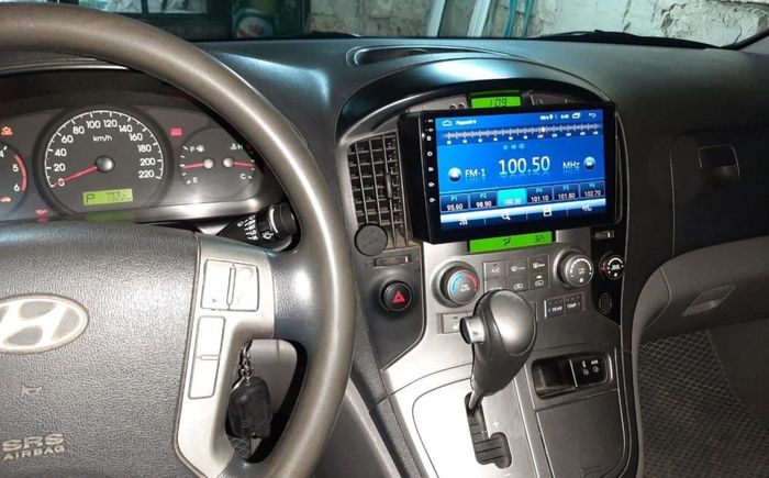 Магнитола для Hyundai H1, Starex 2007-2015 - FarCar BM233M монитор 9.5" QLED на Android 14, TS10, 4+32Гб, CarPlay, 4G SIM-слот