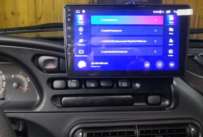 Магнитола для Chevrolet Niva, Lada Niva Travel (без ШГУ) - FarCar BM9-9585 монитор 9.5" QLED на Android 14, TS10, 4+32Гб, CarPlay, 4G SIM-слот