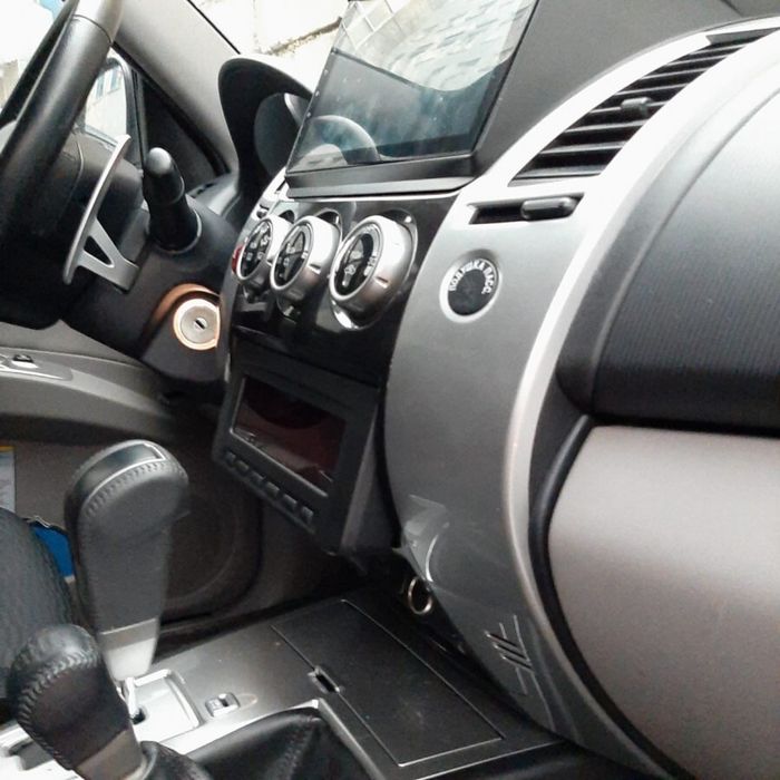 Магнитола для Mitsubishi L200 4, Pajero Sport 2 2006-2016 - FarCar 094M монитор 9.5" QLED на Android 14, TS18, CarPlay, 4G SIM-слот
