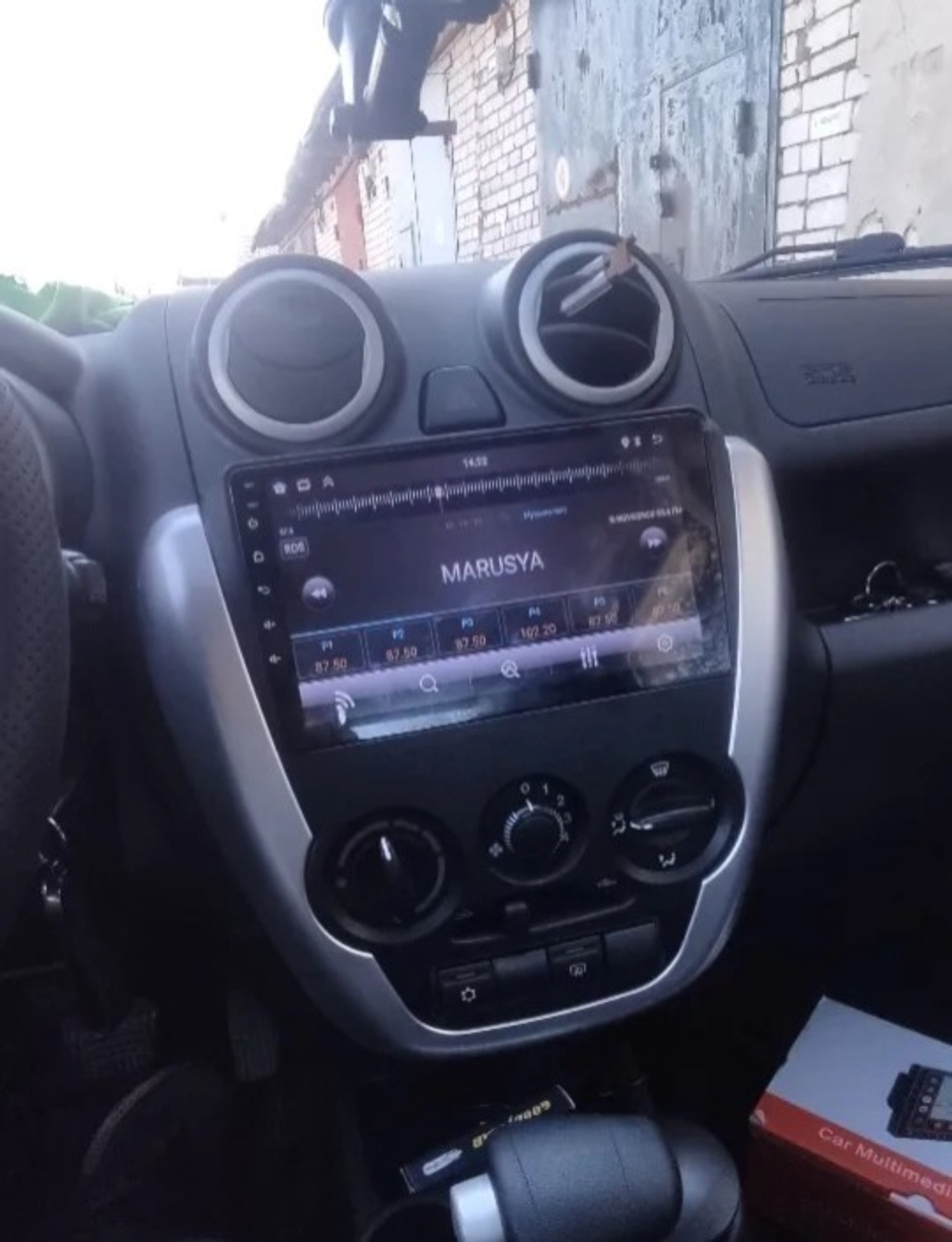 Магнитола для Lada Granta 2011-2018 (большая рамка) - FarCar 7278F2 монитор 9.5" QLED на Android 14, TS18, CarPlay, 4G SIM-слот