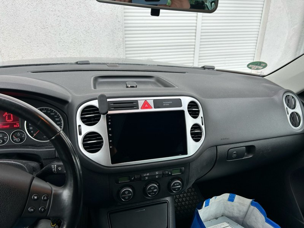 Магнитола для Volkswagen Tiguan 1 2007-2016, Golf Plus (рамка 9 серебро, любая кнопка) - Teyes CC2 PLUS Android 10, ТОП процессор, 4-64, SIM-слот