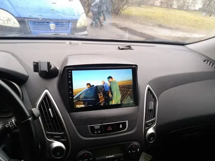 Магнитола для Hyundai iХ35, Tucson 2 2009-2015 (штатный усилитель) - Teyes CC2 PLUS монитор 9" QLED на Android 10, ТОП процессор, 4Гб+64Гб, 4G SIM-слот