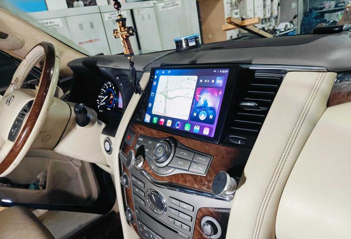 Магнитола для Nissan Patrol Y62, Infiniti QX56/QX80 2010-2017 (поддержка Bose, 360 и мониторов, рамка тип 1) - FarCar BM9-9639 монитор 9.5" 2K QLED на Android 14, TS10, 4+32Гб, CarPlay, 4G SIM-слот