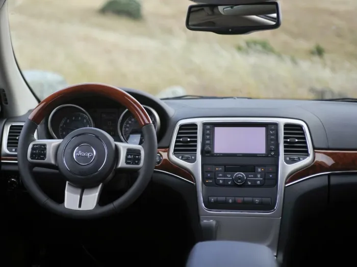 Магнитола для Jeep Grand Cherokee WK2 2010-2013 - Kuberg монитор 15.6" LUX на Android 13, Быстрая, CarPlay, 4G SIM-слот